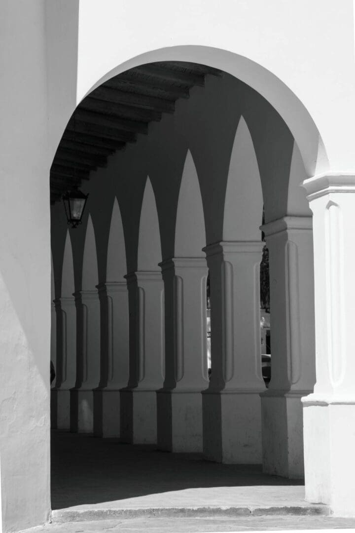 A black and white photo of an archway.