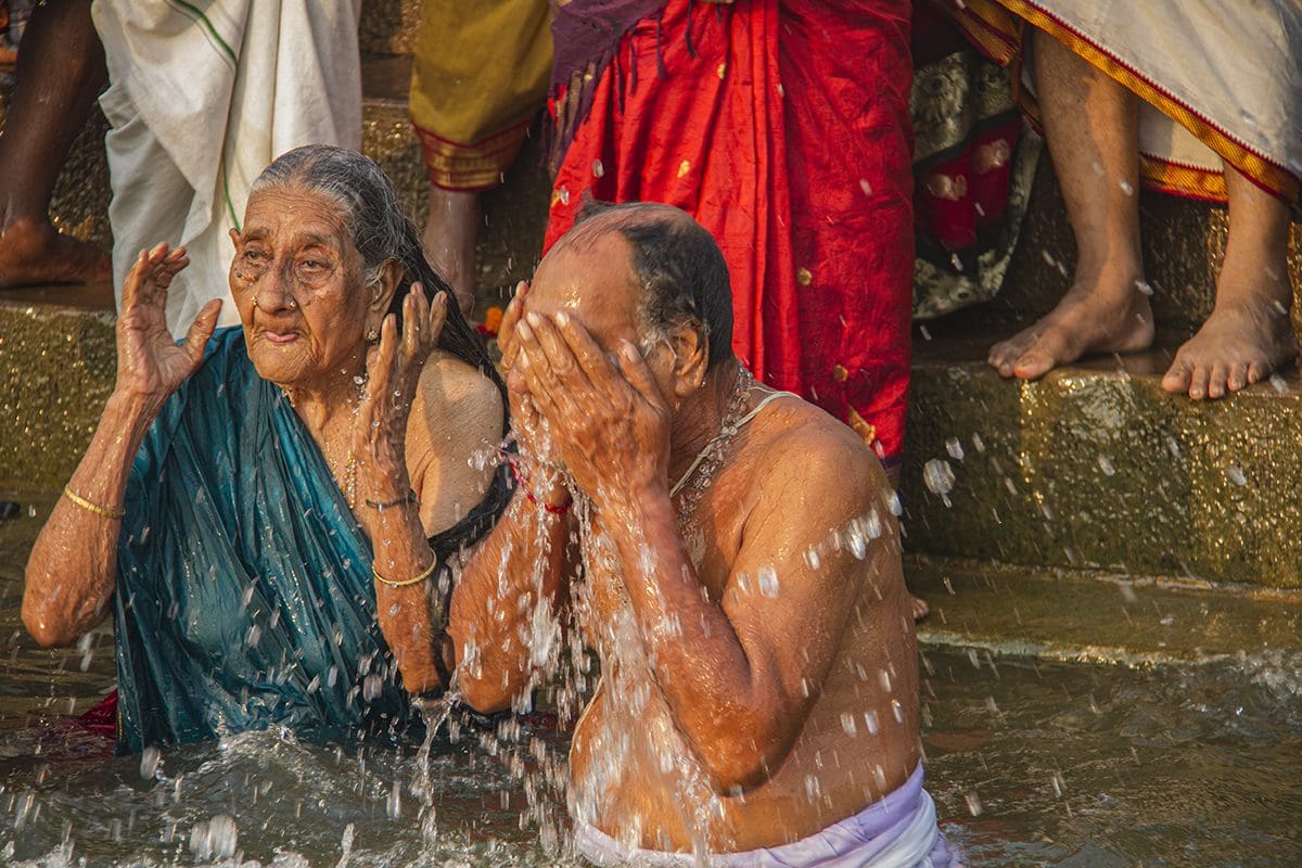 A group of people taking a bath in the ganges river.