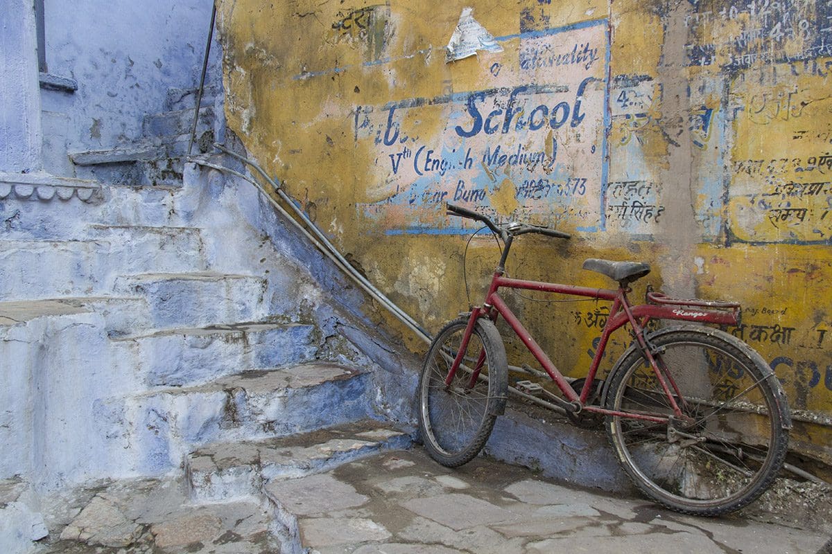 A bicycle is leaning against a wall in jodhpur, india.