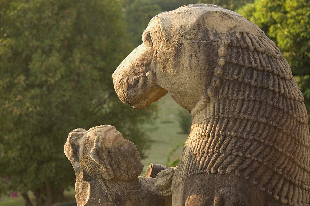 A statue of a lion and a lioness.